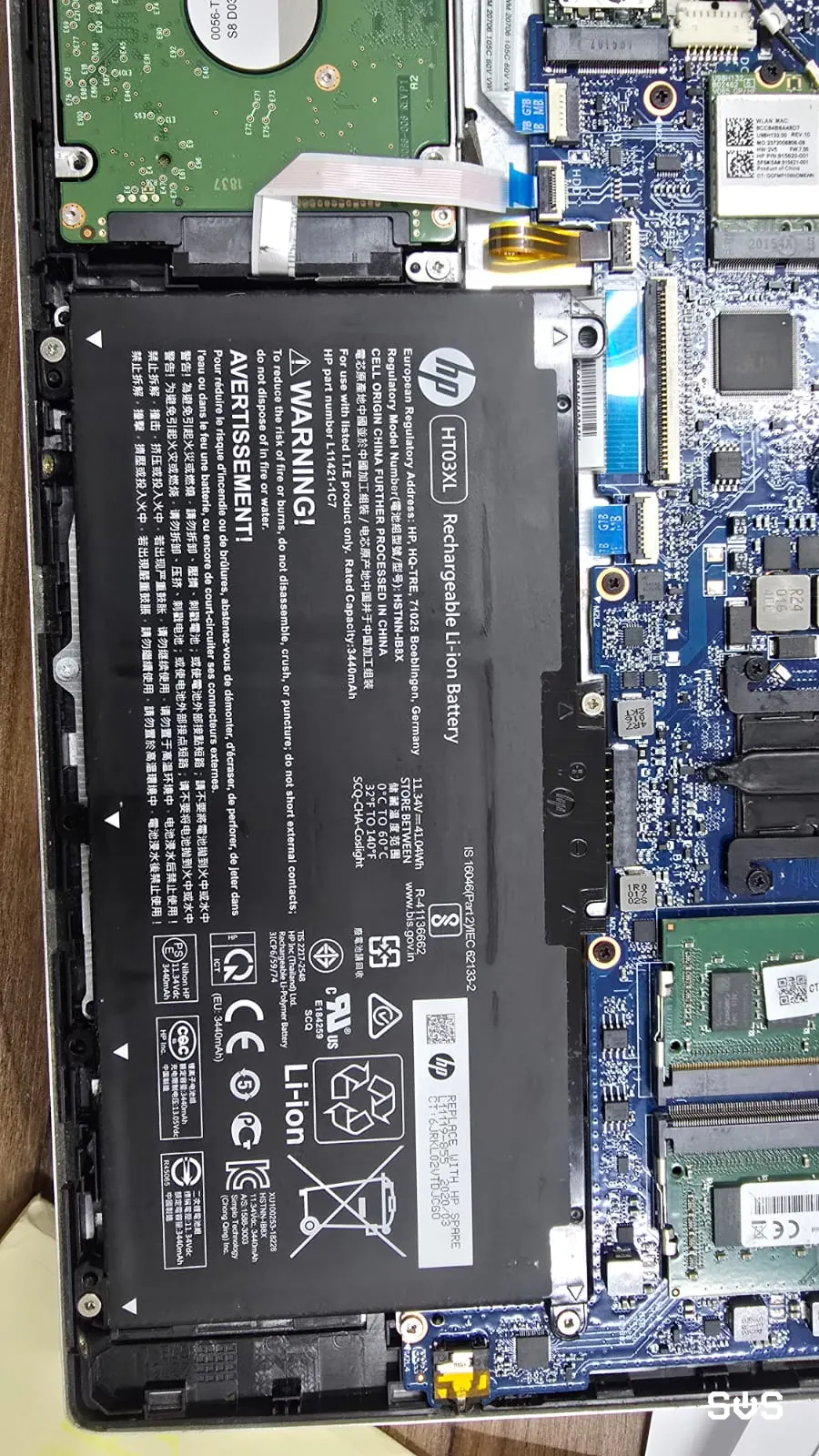 Batería nueva instalada en una laptop HP