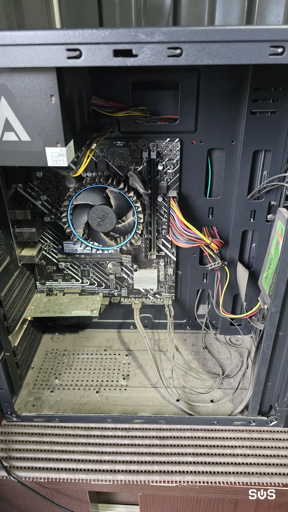 Cableado de una PC desordenado, antes del servicio