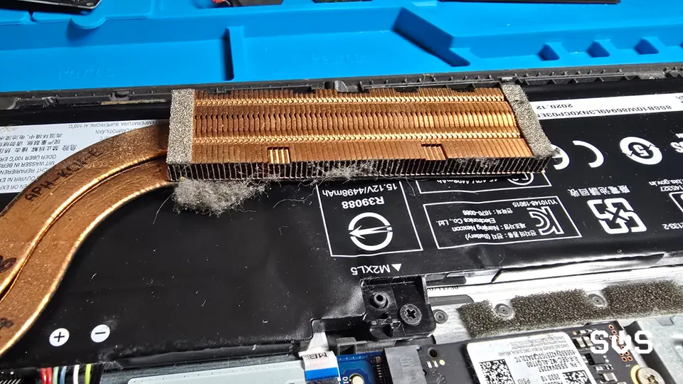 Disipador de una laptop Lenovo tapado de polvo, antes de la limpieza