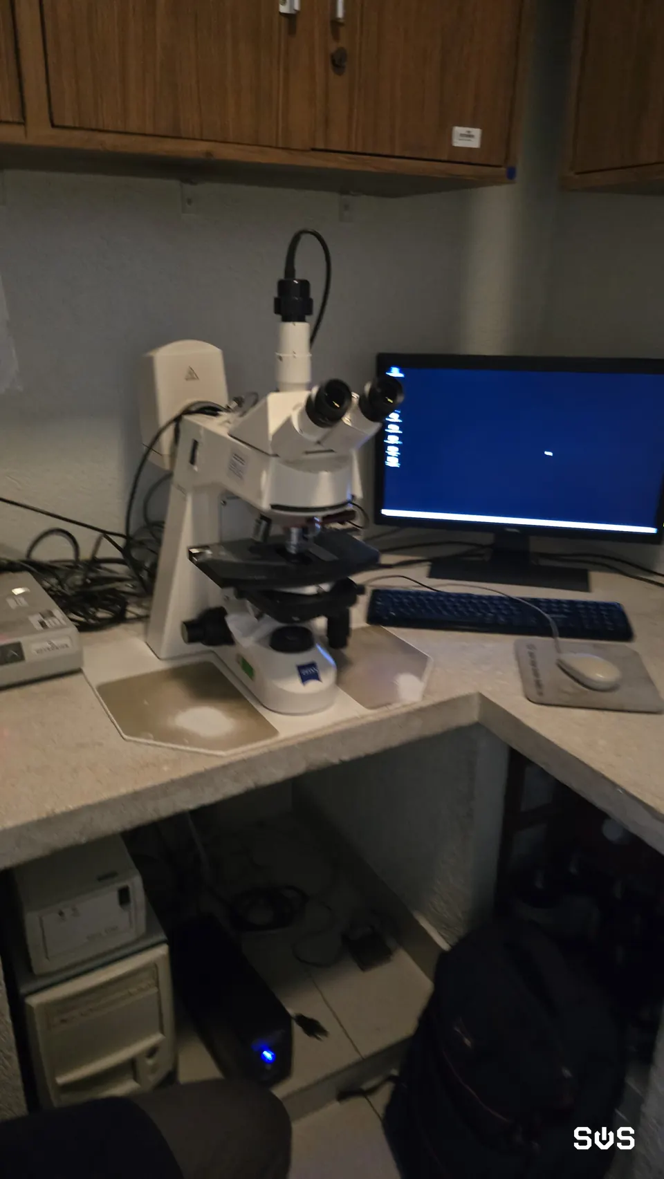 Computadora de un microscopio en un laboratorio
