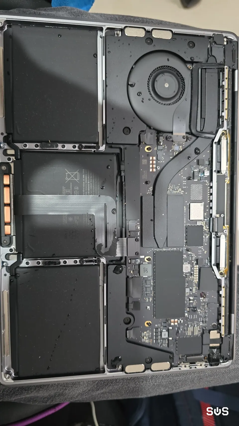MacBook abierta durante su limpieza y cambio de pasta térmica