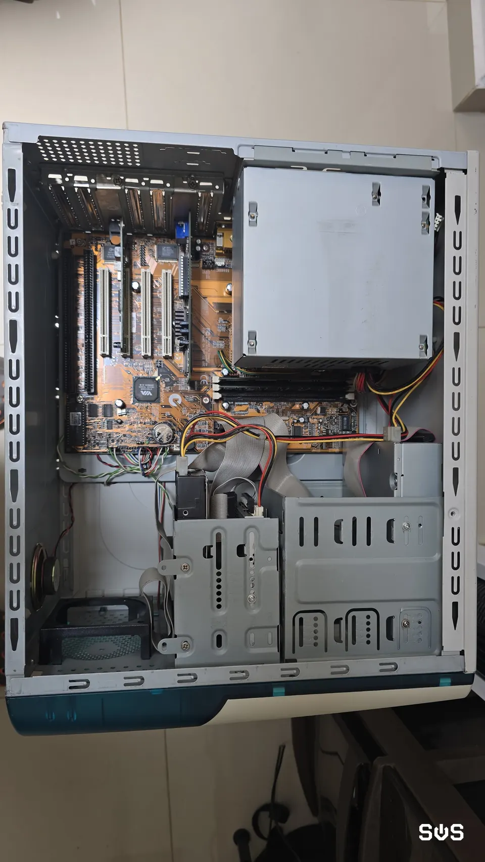 Gabinete abierto de una PC retro durante su revisión