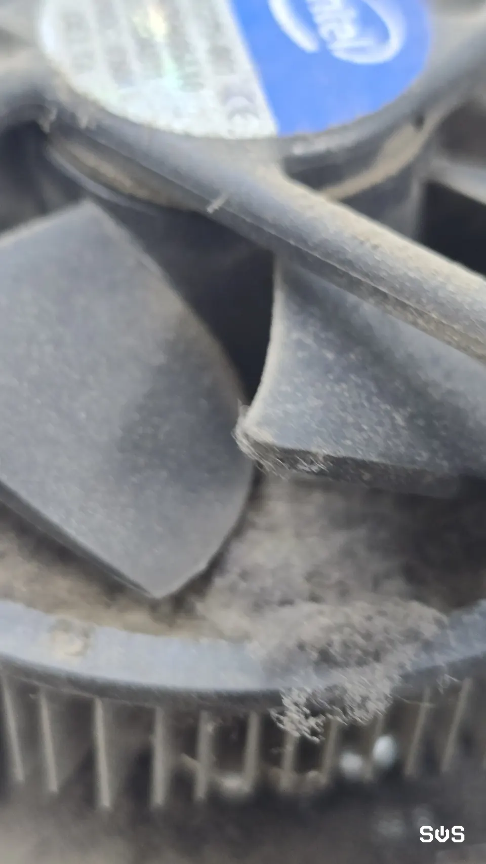 Ventilador de una PC cubierto de polvo
